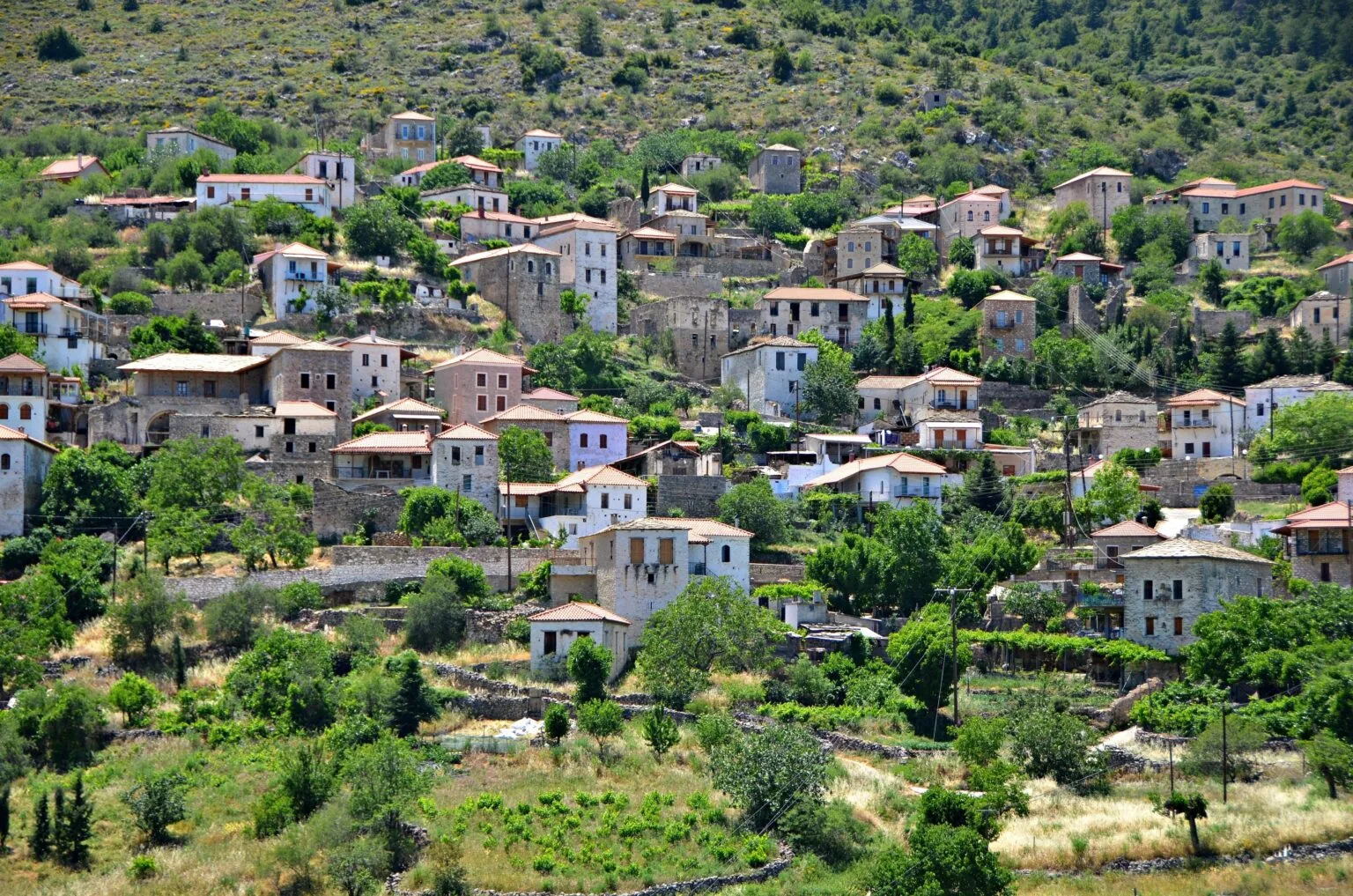 Το road trip της Πελοποννήσου που χωρά θάλασσα, καταρράκτες και λευκά χωριά σε ένα Σαββατοκύριακο Πέτρινα πυργόσπιτα και παραδοσιακά σπίτια στον Πραστό Αρκαδίας.