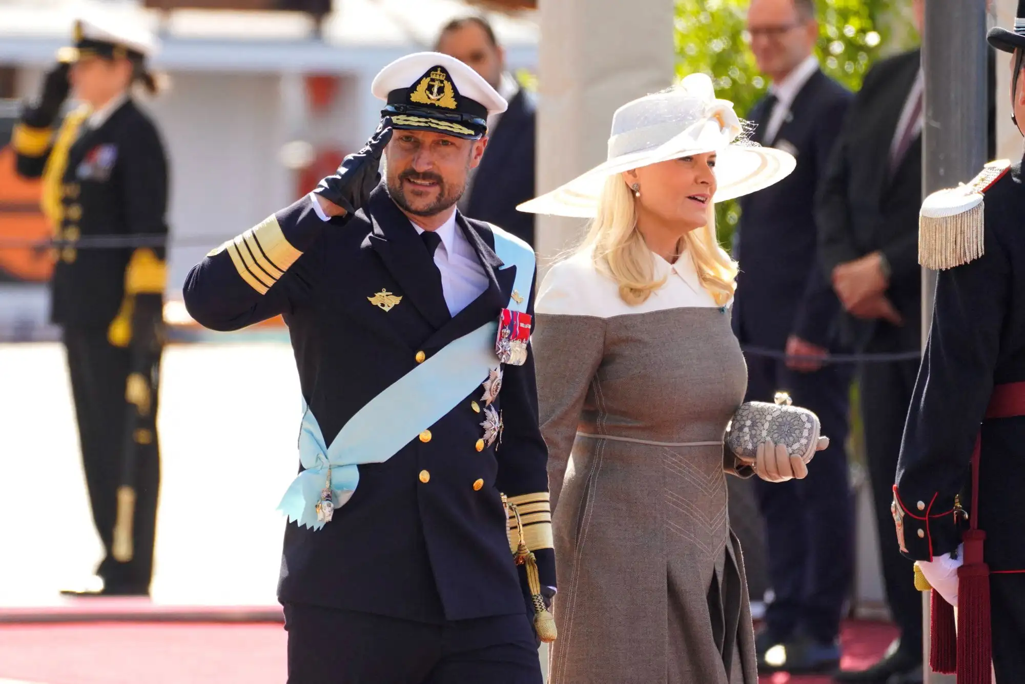 Η Νορβηγία αλλάζει σελίδα: Νέος βασιλιάς ο Χάακον Η΄, διάδοχος η Ίνγκριντ Αλεξάνδρα Ο νέος βασιλιάς Χάακον της Νορβηγίας μαζί με τη σύζυγό του Μέτε-Μάριτ σε επίσημη εμφάνιση