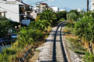 Αγυιά: Οι γραμμές του Προαστιακού πνίγηκαν στα χόρτα – Ανησυχία για τον κίνδυνο πυρκαγιάς