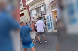 Κάπρι: Άγριος καβγάς τουριστών στη μέση του δρόμου – Μπουνιές, κλωτσιές και καρέκλες