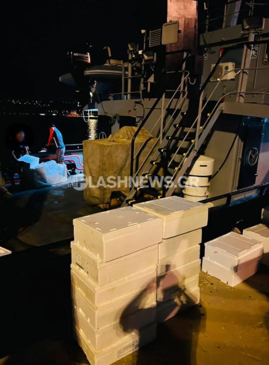 210 κιλά ψάρια, δύο σκάφη και βουτιά διαφυγής: Η νυχτερινή καταδίωξη στη Σούδα
