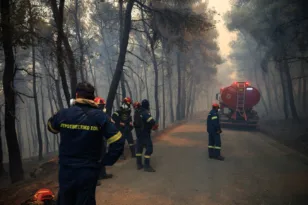 Πύρινη κόλαση στο Πόρτο Γερμενό, καίγονται σπίτια, εκκενώνονται άλλοι 3 οικισμοί BINTEO ΣΥΝΕΧΗΣ ΕΝΗΜΕΡΩΣΗ