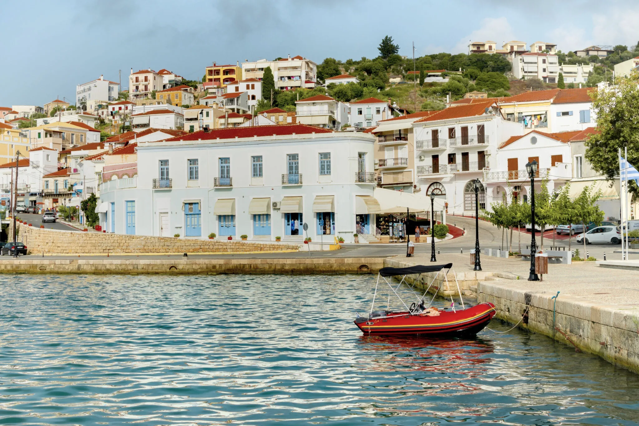 Το καλοκαίρι έχει σχήμα Ω – Ο ολοκληρωμένος καλοκαιρινός οδηγός για τη δυτική Μεσσηνία Τα κεραμοσκεπή σπίτια της Πύλου και το λιμάνι με θέα στον κόλπο του Ναβαρίνου