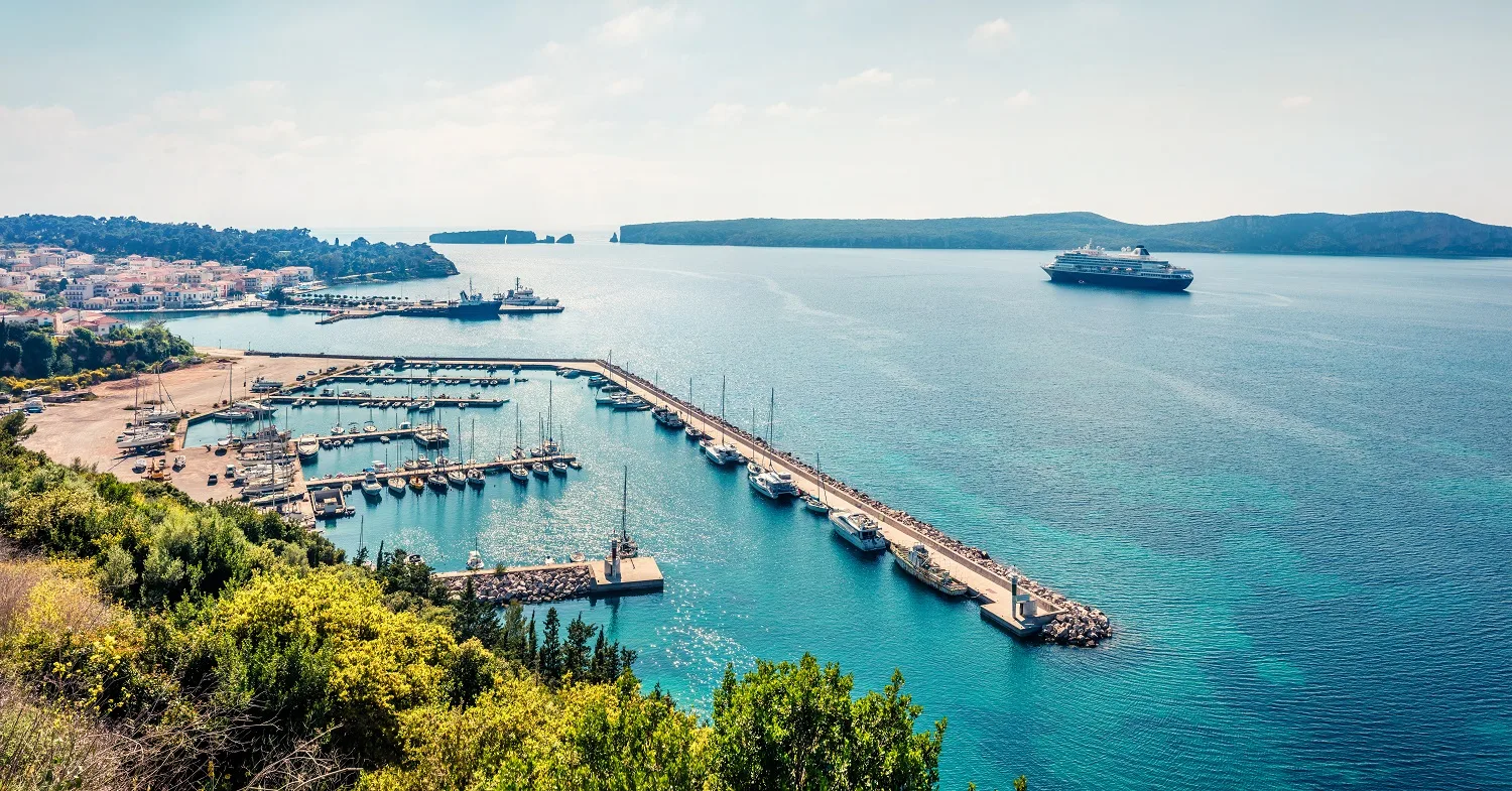 Η διαδρομή της Πελοποννήσου που μοιάζει φτιαγμένη για τον Αύγουστο Η πλατεία Τριών Ναυάρχων στην Πύλο με τα μεγάλα δέντρα και θέα προς το λιμάνι