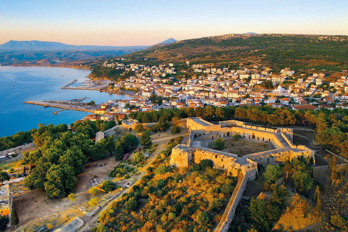 Το καλοκαίρι έχει σχήμα Ω – Ο ολοκληρωμένος καλοκαιρινός οδηγός για τη δυτική Μεσσηνία Αεροφωτογραφία του Νιόκαστρου, της Πύλου και του παραλιακού μετώπου
