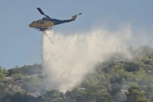 Συναγερμός στη Γαστούνη: Φωτιά σε χαμηλή βλάστηση – Σηκώθηκαν 3 ελικόπτερα