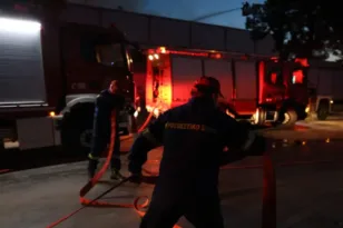 Παλαιό Φάληρο: Φωτιά σε κατάστημα, εκκενώνεται πολυκατοικία