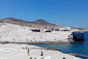 Η παραλία Φυριπλάκα στη Μήλο, όπου πραγματοποιήθηκε επιχείρηση απεγκλωβισμού 33χρονου