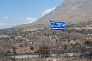 Ρέθυμνο: Ελληνική σημαία κυματίζει στο σημείο που κάηκαν οι δύο πυροσβέστες