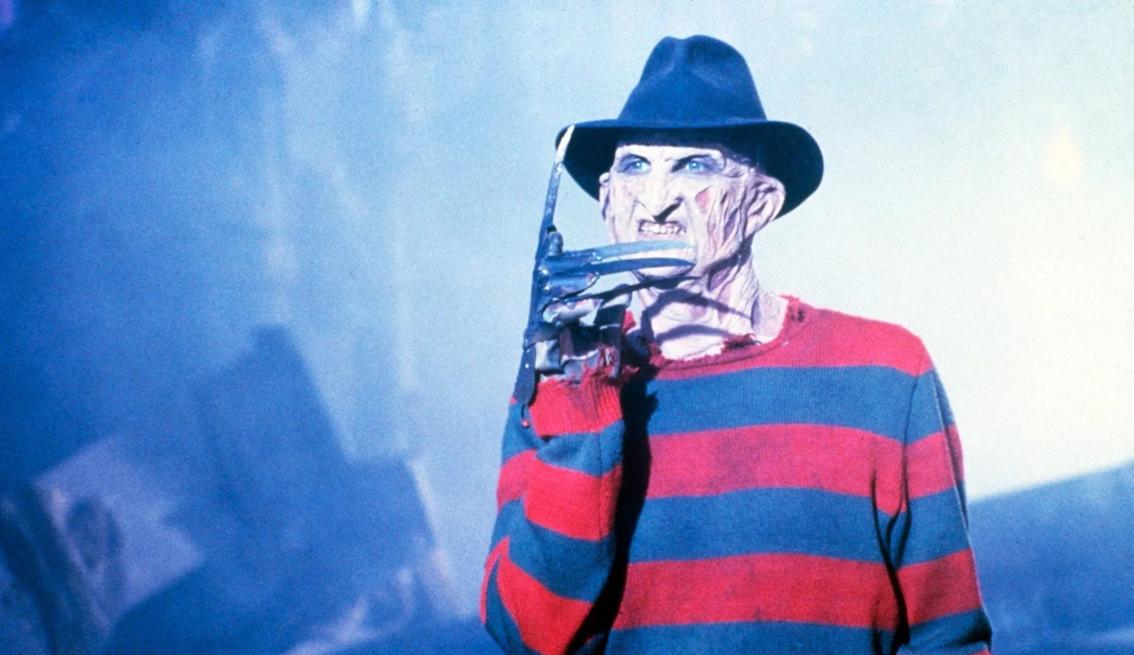 Freddy εναντίον Freddy: Ο παράξενος πόλεμος για δύο νέους «Εφιάλτες στον δρόμο με τις λεύκες» Ο Robert Englund ως Freddy Krueger με το χαρακτηριστικό καπέλο και το γάντι με τις λεπίδες.