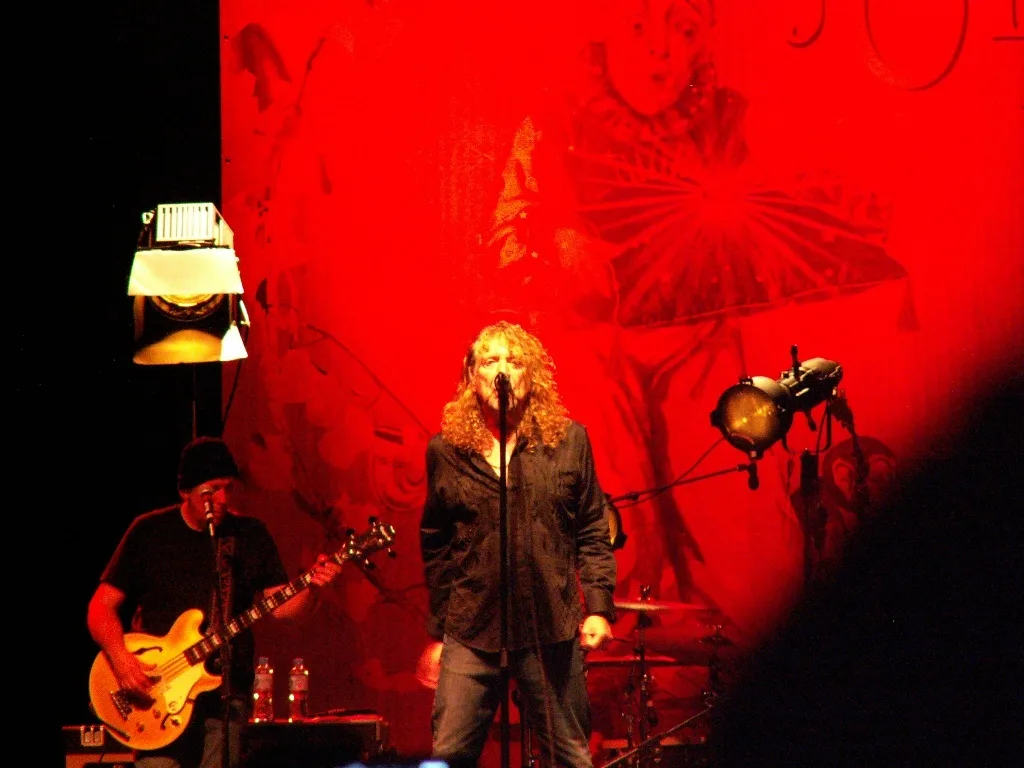 Robert Plant και Phil Lynott: Η απίθανη σύμπτωση πριν από τους Led Zeppelin και τους Thin Lizzy Ο Robert Plant επί σκηνής