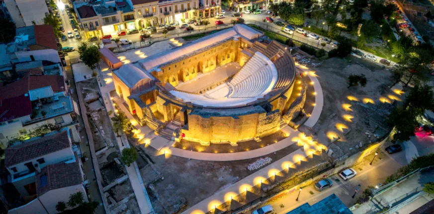 Από το Δασύλλιο στην Αγυιά: Τρεις βόλτες για όσους μένουν Πάτρα τον Δεκαπενταύγουστο Το Ρωμαϊκό Ωδείο της Πάτρας με τις πλίνθινες καμάρες και τα αρχαιολογικά κατάλοιπα.