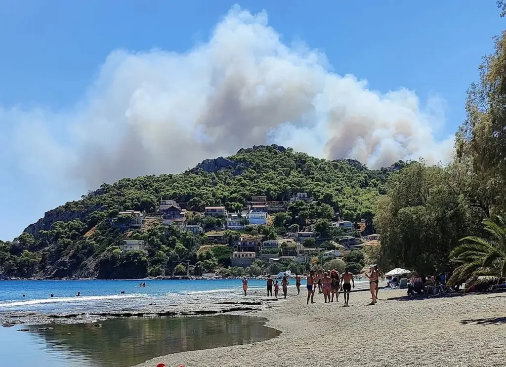Τραγωδία στη Σαλαμίνα: Δύο νεκροί από τη μεγάλη φωτιά – Καίγονται σπίτια, μάχη με τις φλόγες σε δύο μέτωπα Τραγωδία στη Σαλαμίνα: Δύο νεκροί από τη μεγάλη φωτιά – Καίγονται σπίτια, μάχη με τις φλόγες σε δύο μέτωπα