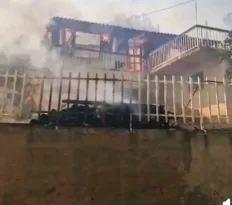 Σε πύρινο κλοιό η Σαλαμίνα, καίγονται σπίτια, σε επιφυλακή όλο το νησί!