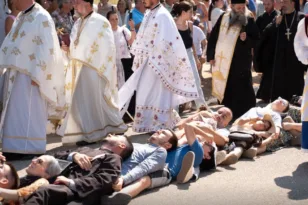 Κεφαλονιά: Πιστοί στο έδαφος για να περάσει το σκήνωμα του Αγίου Γερασίμου