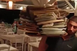 Σερβιτόρος έγινε viral με «βουνό» από πιάτα στον ώμο – Το challenge που δίχασε το TikTok