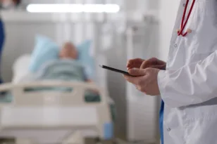 Εξάμηνη αναστολή για σεξουαλική παρενόχληση σε Έλληνα γιατρό στη Βρετανία: – «Στην Ελλάδα έτσι χαιρετιόμαστε»