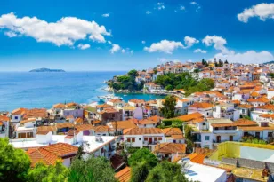Ποινή φυλάκισης 15 μηνών στη Βρετανίδα που μέθυσε με τη 15χρονη κόρη της και προκάλεσε επεισόδιο στο Κέντρο Υγείας Σκιάθου