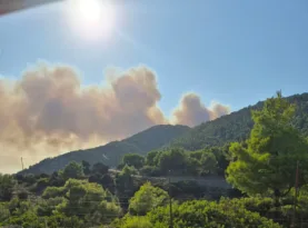 Σκύρος: Μαίνεται η φωτιά στην Ατσίτσα – Εκκενώθηκαν Άγιος Φωκάς και Πεύκο