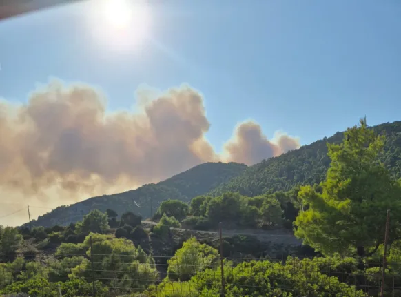Σκύρος: Μαίνεται η φωτιά στην Ατσίτσα – Εκκενώθηκαν Άγιος Φωκάς και Πεύκο
