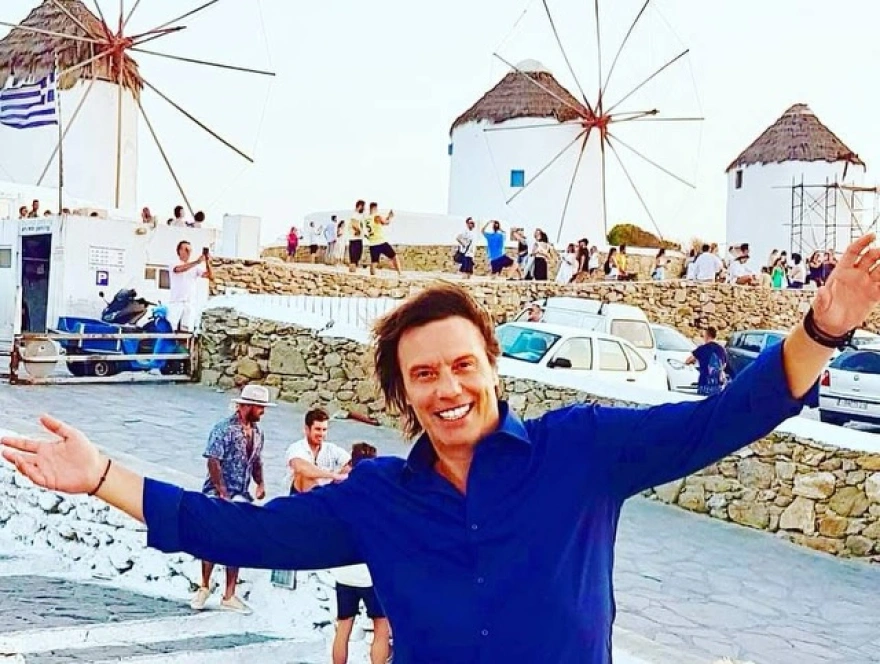 «Μετρώ την ηλικία μου με τους φίλους» - Ο Στράτος Τζώρτζογλου έγινε 61 και αποθεώνει τη ζωή