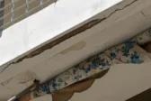 «Βροχή» στην Πάτρα: Αγιο είχε ένας άνδρας που έπεσαν πάνω του σοβάδες στην οδό Κορίνθου
