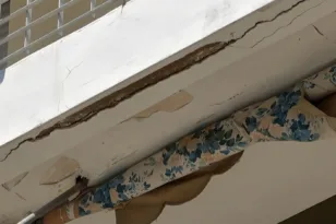 «Βροχή» στην Πάτρα: Αγιο είχε ένας άνδρας που έπεσαν πάνω του σοβάδες στην οδό Κορίνθου