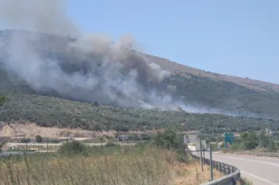 Αμφιλοχία: Φωτιά στη Στάνο – Τέσσερα οχήματα και εναέρια μέσα στη μάχη