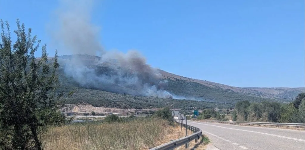 Αμφιλοχία: Φωτιά στη Στάνο – Τέσσερα οχήματα και εναέρια μέσα στη μάχη Αμφιλοχία: Φωτιά στη Στάνο – Τέσσερα οχήματα και εναέρια μέσα στη μάχη