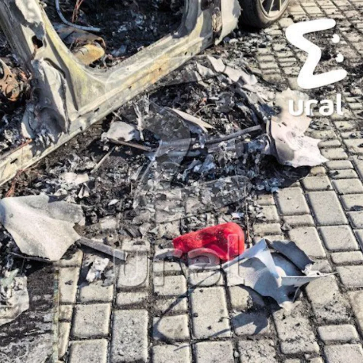 Έκρηξη στο αυτοκίνητο διευθυντή ρωσικών drones – Δίνει μάχη για τη ζωή του Απανθρακωμένα τμήματα του αυτοκινήτου μετά την έκρηξη που τραυμάτισε σοβαρά τον Βλαντίμιρ Τκατσούκ
