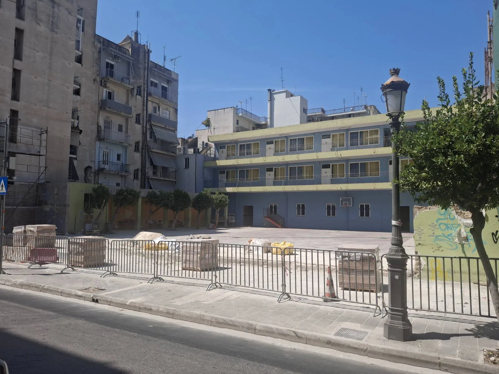 &Pi;ά&tau;&rho;&alpha;: &Epsilon;&rho;&gamma;&omicron;&tau;ά&xi;&iota;&alpha; &sigma;&epsilon; έ&xi;&iota; &sigma;&chi;&omicron;&lambda;&epsilon;ί&alpha; &lambda;ί&gamma;&epsilon;&sigmaf; &mu;έ&rho;&epsilon;&sigmaf; &pi;&rho;&iota;&nu; &tau;&eta;&nu; έ&nu;&alpha;&rho;&xi;&eta; &tau;&omega;&nu; &mu;&alpha;&theta;&eta;&mu;ά&tau;&omega;&nu; - &Sigma;&tau;&omicron;ί&chi;&eta;&mu;&alpha; &eta; έ&gamma;&kappa;&alpha;&iota;&rho;&eta; &pi;&alpha;&rho;ά&delta;&omicron;&sigma;ή &tau;&omicron;&upsilon;&sigmaf;