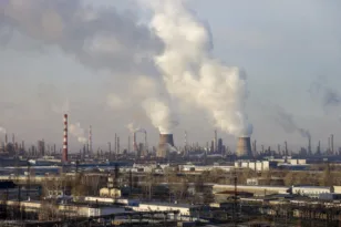Ουκρανικό χτύπημα 1.100 χλμ. μέσα στη Ρωσία: 13 νεκροί, ανάμεσά τους παιδί – Φλεγόμενο διυλιστήριο ΒΙΝΤΕΟ