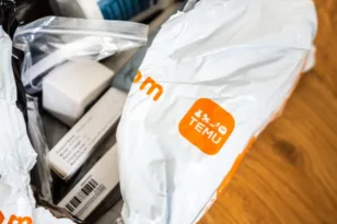 Temu, Shein, AliExpress: Τι άλλαξε μετά το «τρίευρο» – Καθυστερήσεις στα τελωνεία και νέες τακτικές από τους καταναλωτές