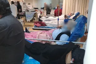 Ασθενείς και συνοδοί με υψωμένο το κινητό καταγράφουν τα πάντα: «Είμαστε υπό διαρκή απειλή»