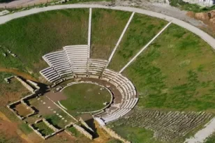 Το αρχαίο θέατρο Στράτου ανοίγει ξανά – Εγκαίνια με Μενδώνη και δωρεάν λεωφορείο από Πάτρα