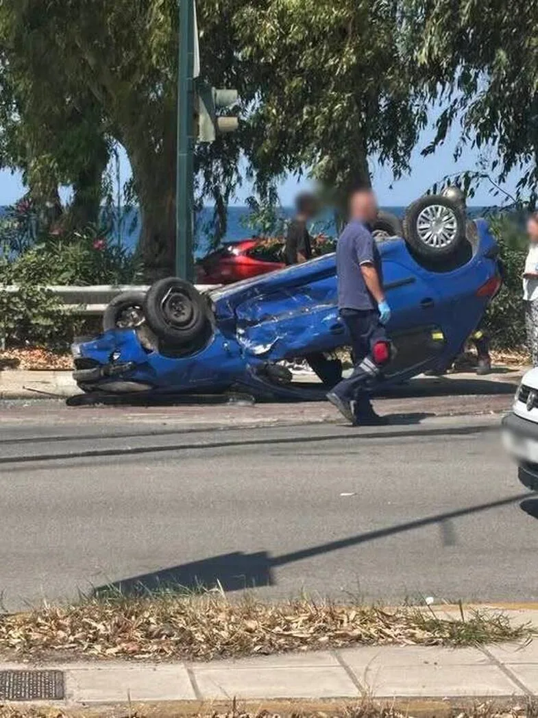 Πάτρα: ΙΧ βρέθηκε ανάποδα στην Όθωνος Αμαλίας – Ένας τραυματίας ΦΩΤΟ αναποδογυρισμένο αυτοκίνητο Όθωνος Αμαλίας