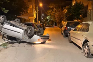 Χαλάνδρι: Αυτοκίνητο ανατράπηκε μετά από σύγκρουση με σταθμευμένα οχήματα – Τραυματίστηκε ο οδηγός
