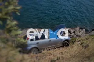 Χαλκίδα: Αυτοκίνητο κατέληξε στα βράχια μία ανάσα από τη θάλασσα – Σώα η οδηγός