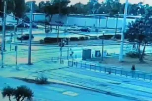 Λεωφόρος Ποσειδώνος: Η αναστροφή του ταξί και η σύγκρουση σε δευτερόλεπτα – Βίντεο ντοκουμέντο