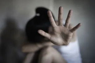Γερμανία: Στο εδώλιο τρεις άνδρες για τον ομαδικό βιασμό 17χρονης – Φέρονται να κατέγραψαν την επίθεση