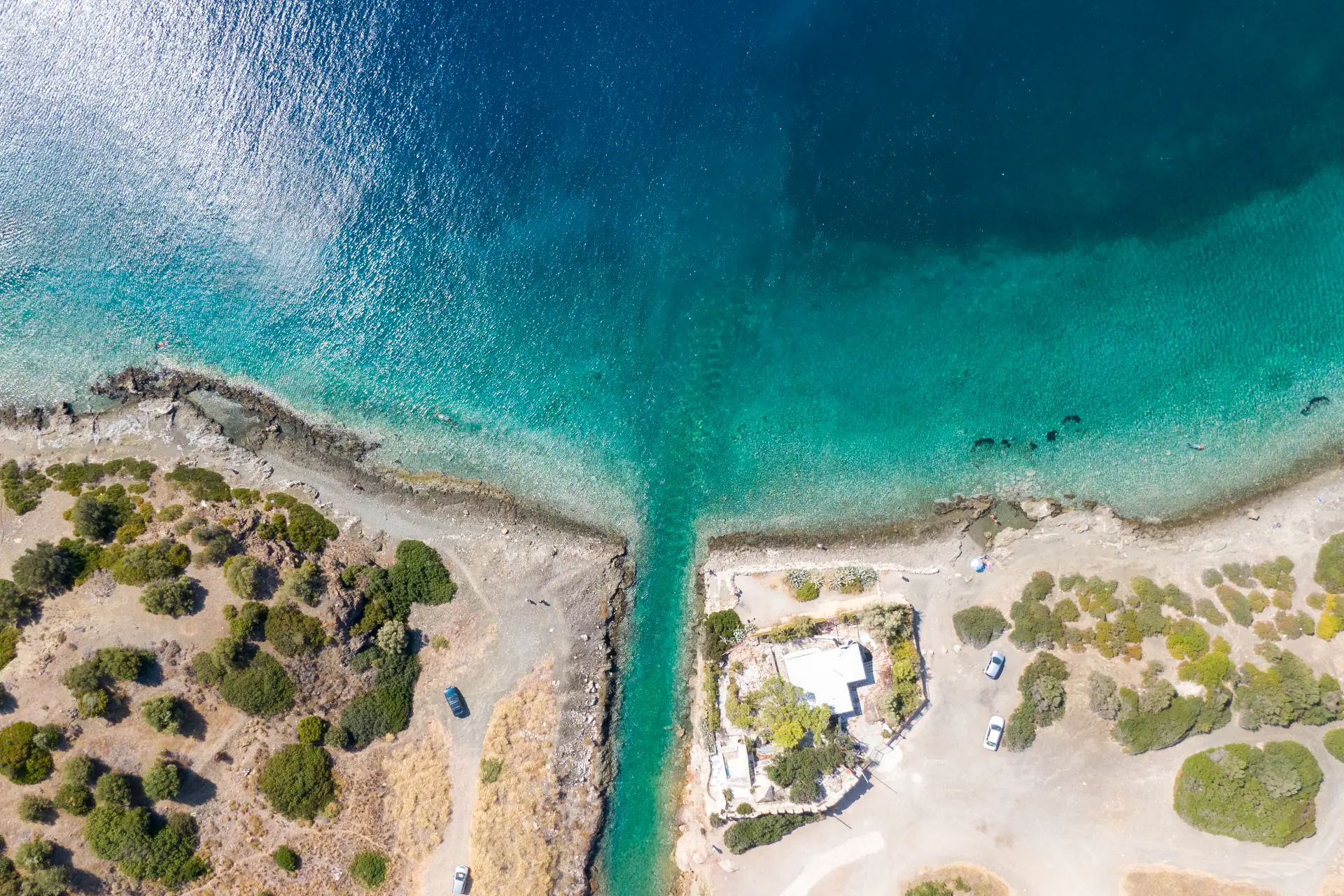 Λίμνη Βουλιαγμένης Κορινθίας: Καλοκαιρινή διαδρομή σε Ηραίο και Φάρο Μελαγκάβι Αεροφωτογραφία της Λίμνης Βουλιαγμένης Κορινθίας και της ακτής της Περαχώρας