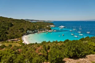 «Τράκαραν» τουριστικά σκάφη στο Βουτούμι Αντίπαξων