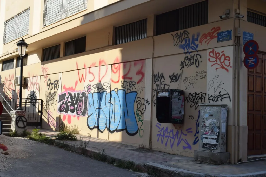 ΚΟΙΝΟ_ΤΟΠΙΑ: «Ώρα ευθύνης για τον Δήμο Πατρέων – Η πόλη έρμαιο των βανδαλισμών»