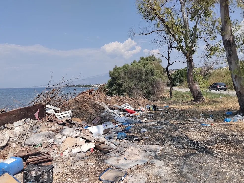 Αχαΐα: Χωματερή δίπλα στο κύμα - Εντονη δυσοσμία και σοβαρή περιβαλλοντική υποβάθμιση Αχαΐα: Χωματερή δίπλα στο κύμα - Εντονη δυσοσμία και σοβαρή περιβαλλοντική υποβάθμιση