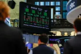 Οθόνη με χρηματιστηριακούς δείκτες και τιμές μετοχών κατά τη συνεδρίαση του Χρηματιστηρίου Αθηνών