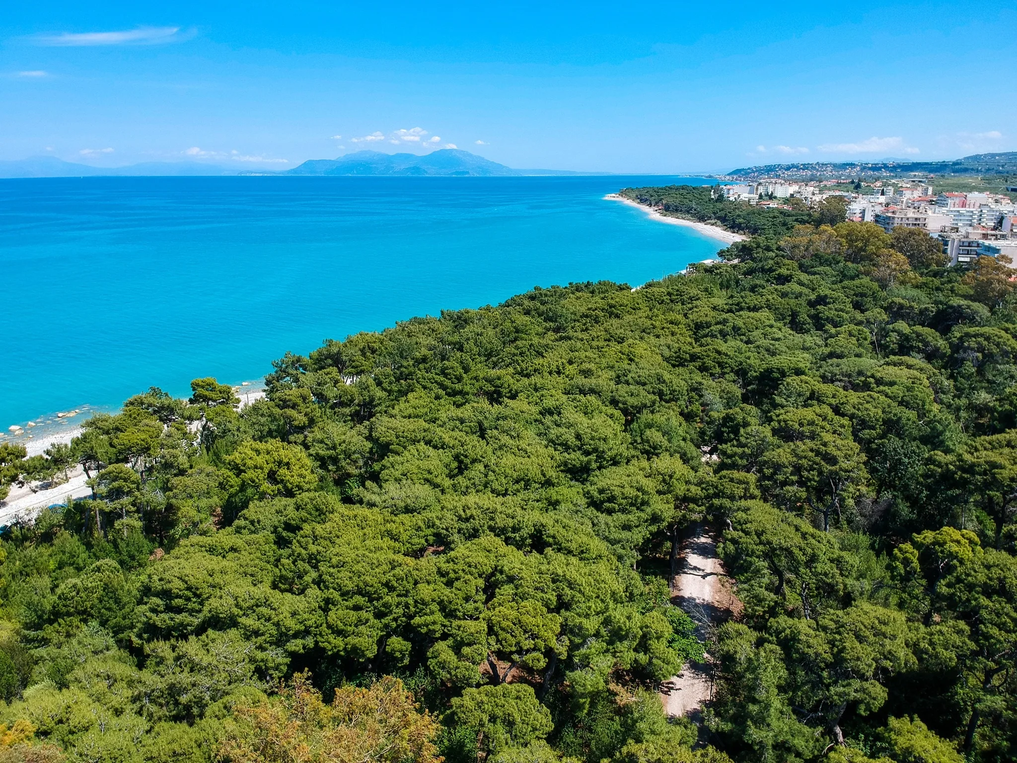 6 παραλίες με φυσική σκιά στην Πελοπόννησο Αεροφωτογραφία του πευκοδάσους του Πευκιά, της παραλίας και του Ξυλοκάστρου δίπλα στον Κορινθιακό Κόλπο