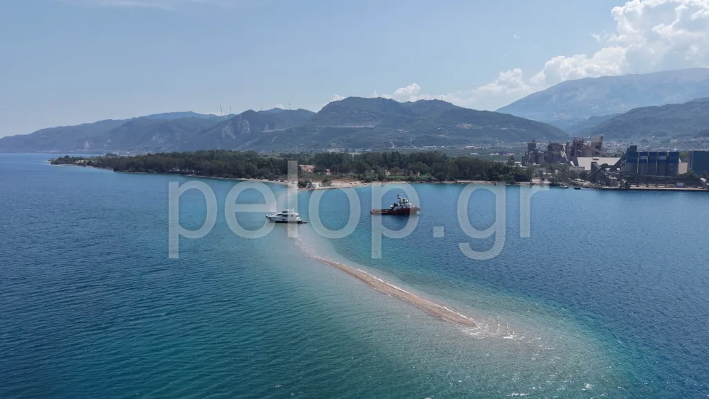 Πάτρα - Δρέπανο: Για τρίτη ημέρα συνεχίστηκε η επιχείρηση αποκόλλησης του πολυτελούς γιοτ Πάτρα - Δρέπανο: Για τρίτη ημέρα συνεχίστηκε η επιχείρηση αποκόλλησης του πολυτελούς γιοτ