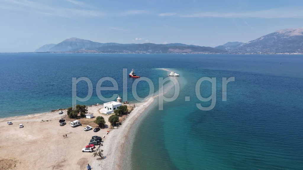 Πάτρα - Δρέπανο: Για τρίτη ημέρα συνεχίστηκε η επιχείρηση αποκόλλησης του πολυτελούς γιοτ Πάτρα - Δρέπανο: Για τρίτη ημέρα συνεχίστηκε η επιχείρηση αποκόλλησης του πολυτελούς γιοτ