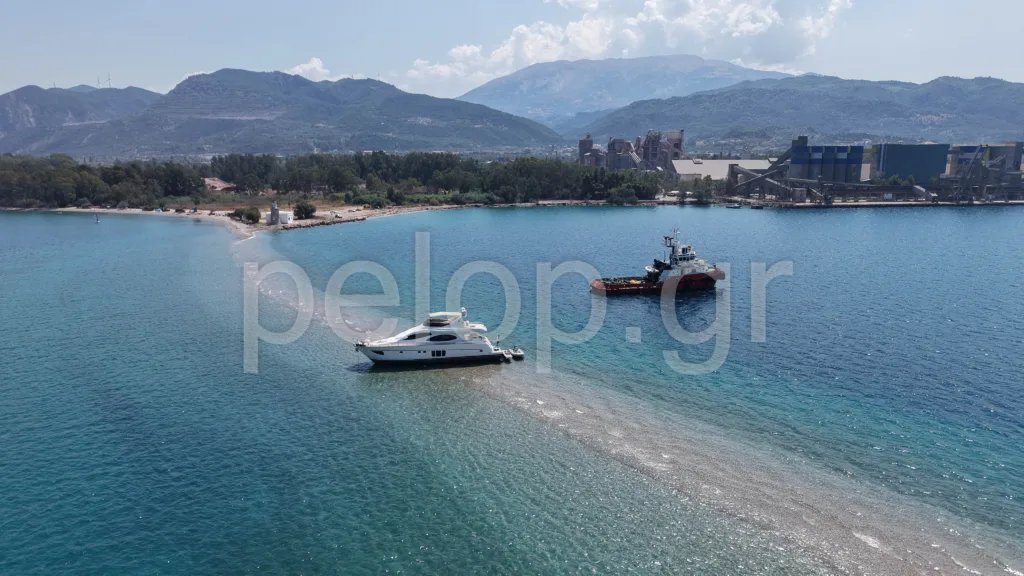 Πάτρα - Δρέπανο: Για τρίτη ημέρα συνεχίστηκε η επιχείρηση αποκόλλησης του πολυτελούς γιοτ Πάτρα - Δρέπανο: Για τρίτη ημέρα συνεχίστηκε η επιχείρηση αποκόλλησης του πολυτελούς γιοτ