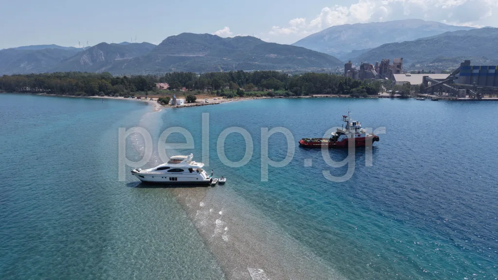 Πάτρα - Δρέπανο: Για τρίτη ημέρα συνεχίστηκε η επιχείρηση αποκόλλησης του πολυτελούς γιοτ Πάτρα - Δρέπανο: Για τρίτη ημέρα συνεχίστηκε η επιχείρηση αποκόλλησης του πολυτελούς γιοτ